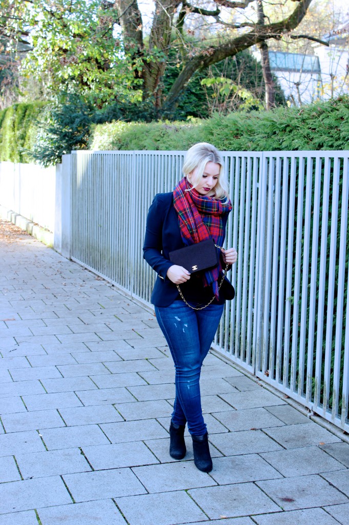 Blazer - Zara (similar here)  Jeans - Zara (similar here)  Scarf - Vintage (similar here)  Bag - Chanel  Shoes - Tamaris