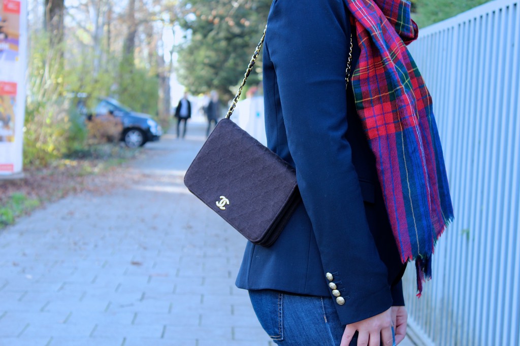 Blazer - Zara (similar here) Jeans - Zara (similar here) Scarf - Vintage (similar here) Bag - Chanel Shoes - Tamaris