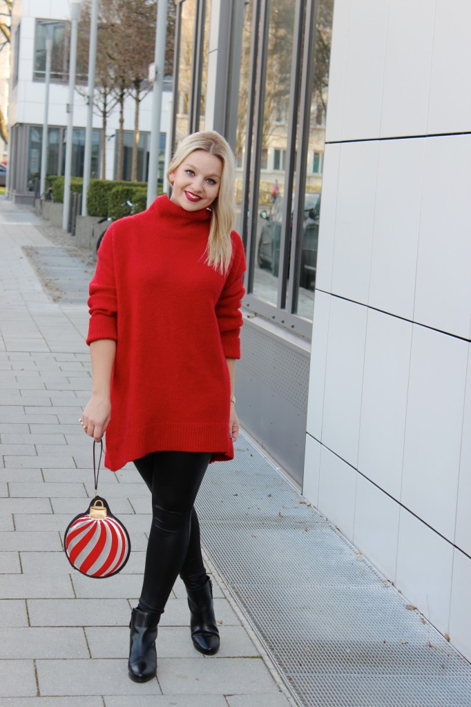 Sweater - Zara (similar here) Faux leather leggings - New Yorker (similar here) Booties - Zalando Clutch - Asos