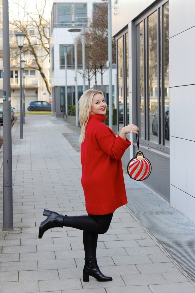 Sweater - Zara (similar here) Faux leather leggings - New Yorker (similar here) Booties - Zalando Clutch - Asos