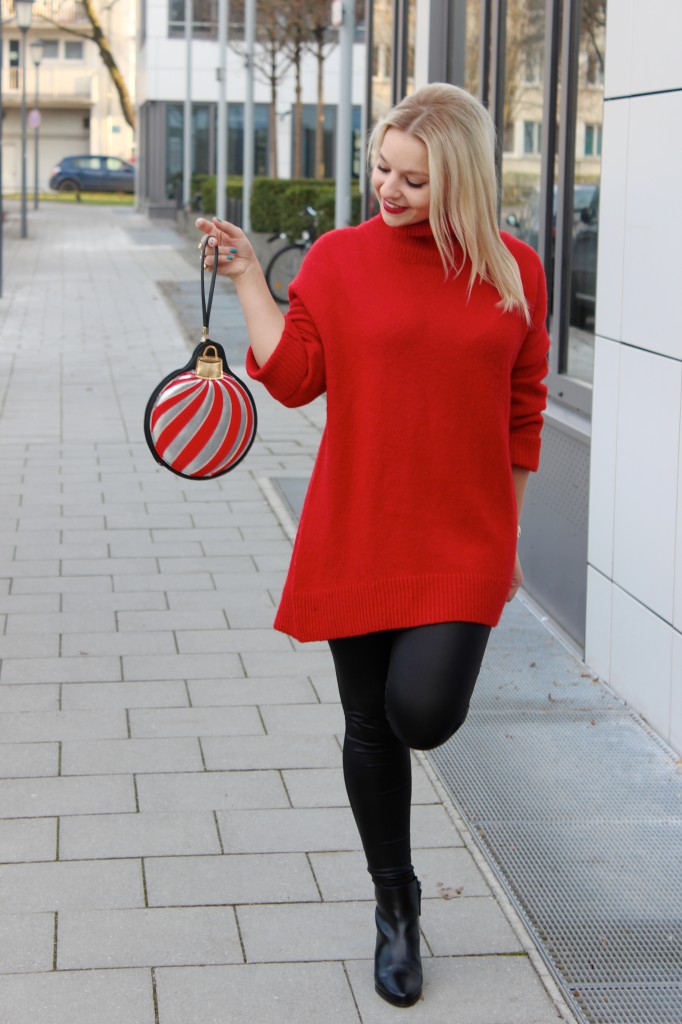 Sweater - Zara (similar here) Faux leather leggings - New Yorker (similar here) Booties - Zalando Clutch - Asos